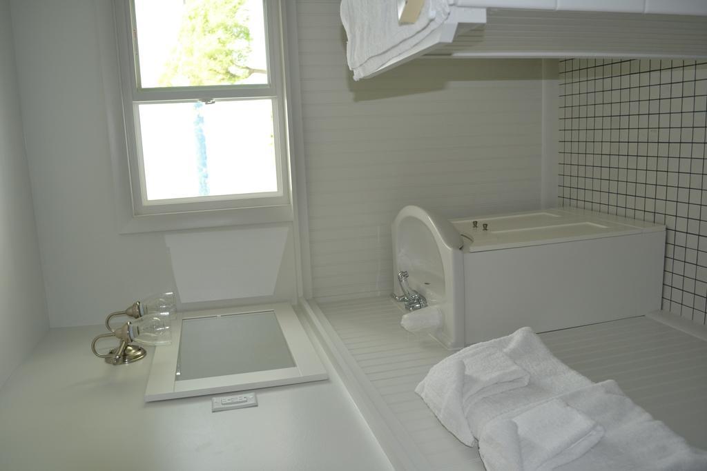 Buzzs Lakeside Inn Вайтголл Номер фото