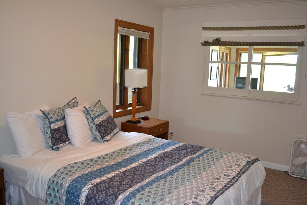 Buzzs Lakeside Inn Вайтголл Номер фото