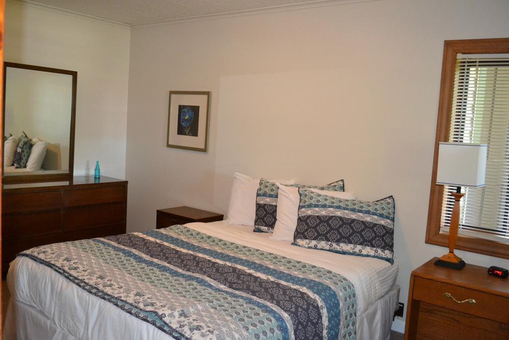 Buzzs Lakeside Inn Вайтголл Номер фото
