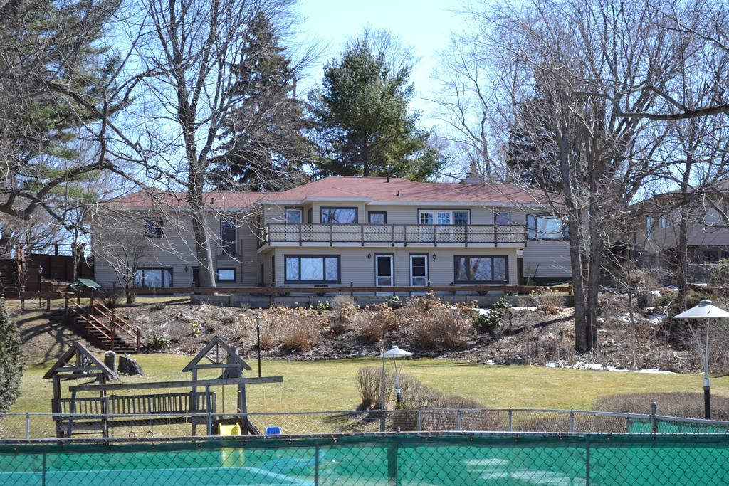 Buzzs Lakeside Inn Вайтголл Номер фото