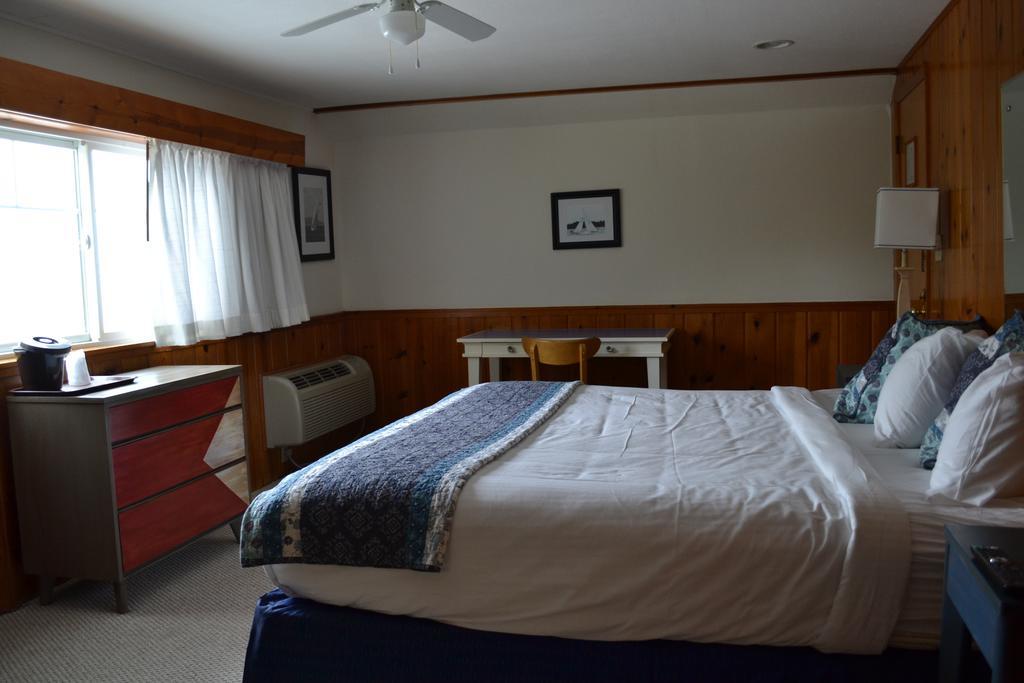 Buzzs Lakeside Inn Вайтголл Номер фото