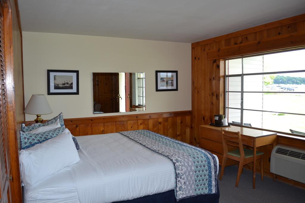 Buzzs Lakeside Inn Вайтголл Номер фото