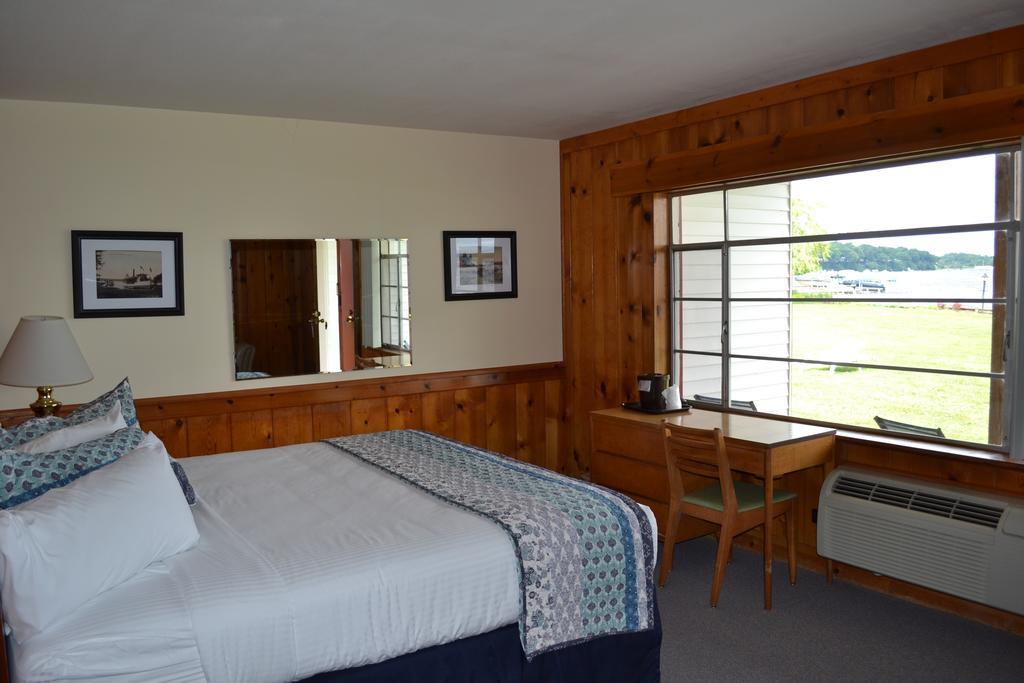 Buzzs Lakeside Inn Вайтголл Номер фото
