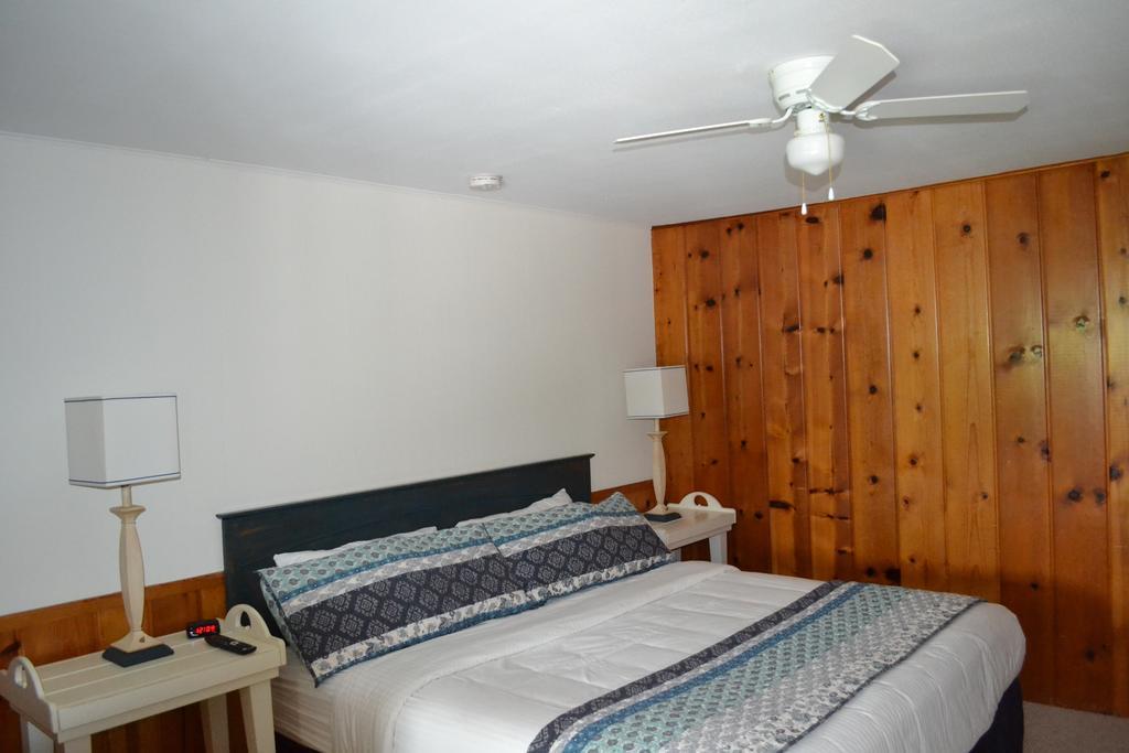 Buzzs Lakeside Inn Вайтголл Номер фото
